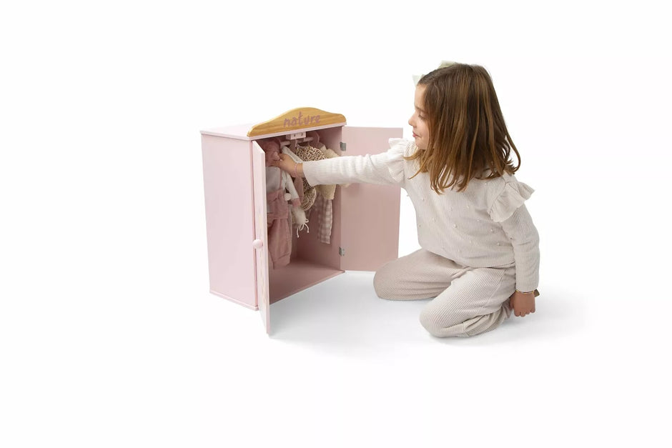 Arias lėlės rūbelių spinta su pakabomis, Gamta