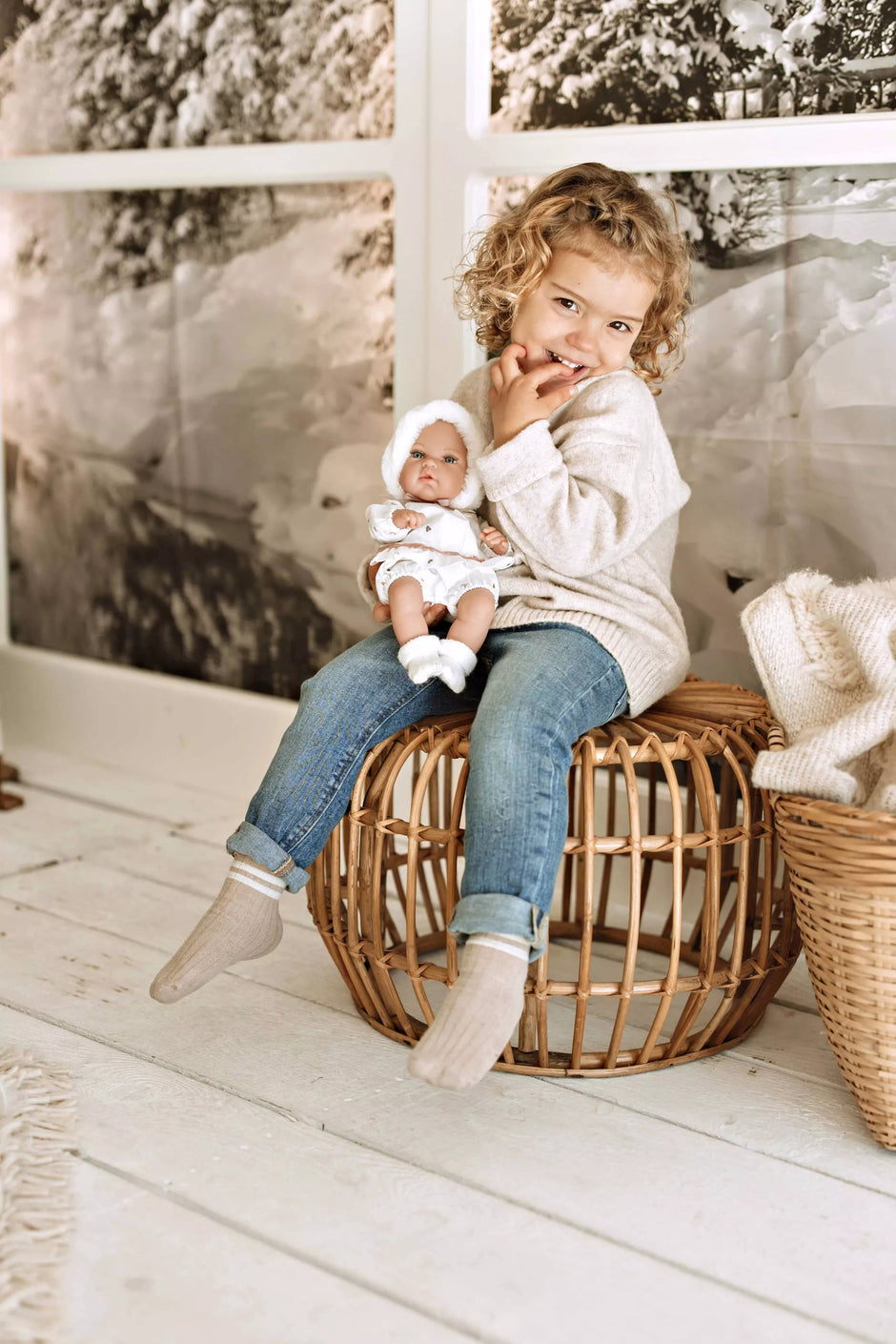 Arias lėlė kūdikėlis su pilka kepuryte, 30 cm