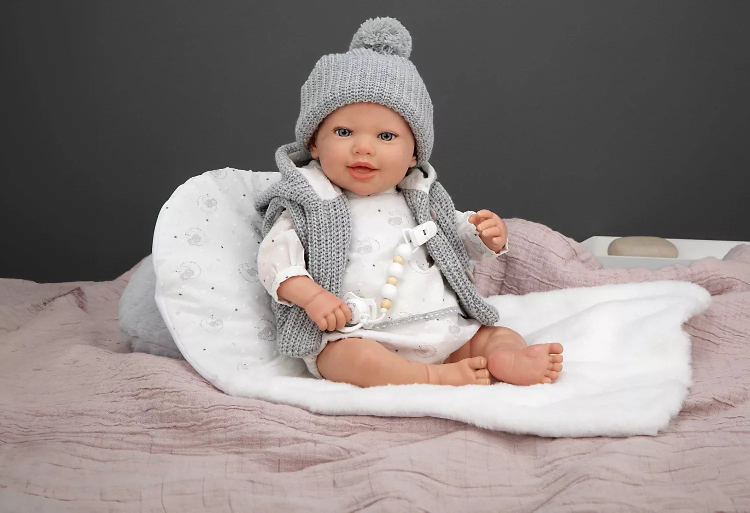 Arias Reborn kūdikėlis su pilkais rūbeliais, Daniela, 45 cm